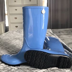 Ugg rain boots slightly used